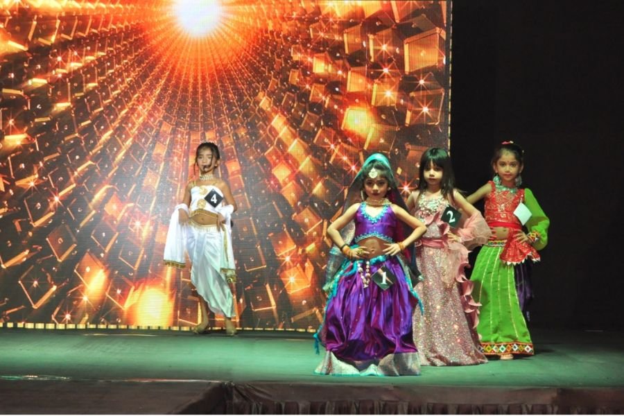 62 finalists take the ramp in the Surat fashion show