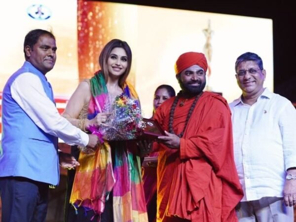 Sakshi Bhogal received the award for India’s Best Personality Transformation Coach for Men